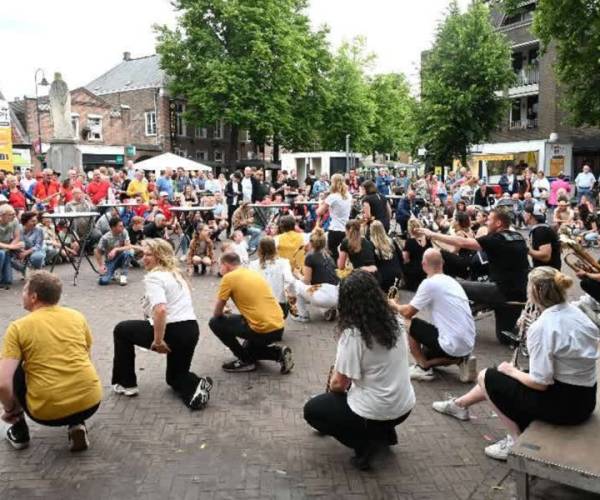 Rooi Blaost 2025: Blaasmuziek vult centrum Sint-Oedenrode voor de tweede keer (video)