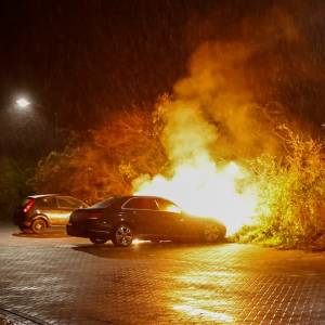 Wagen in lichterlaaie op carpoolplaats Veghel