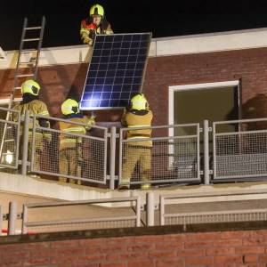 Brandweer Schijndel verwijdert losgewaaide zonnepanelen