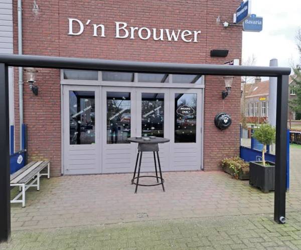 Café D’n Brouwer schenkt Mariaheide AED in het teken van jubileumjaar