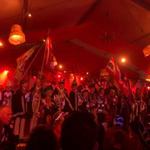 Met een volle feesttent in Papgat is carnaval nu officieel begonnen (video)