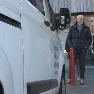 Dorpsraad haalt geld op voor nieuwe bus (video)