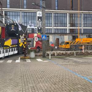 Passen en meten carnavalswagen Vudel op Noordkade (video)