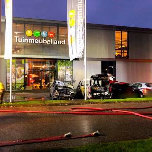 3 auto's gaan in vlammen op