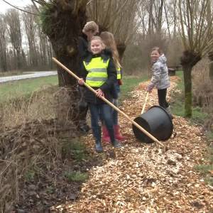 Jeugdnatuurwacht plant bomen en struiken