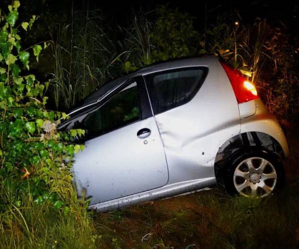 Auto slaat over de kop door nat wegdek in Veghel