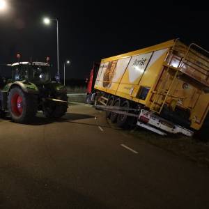 Vrachtwagen met aardappels dreigt te kantelen