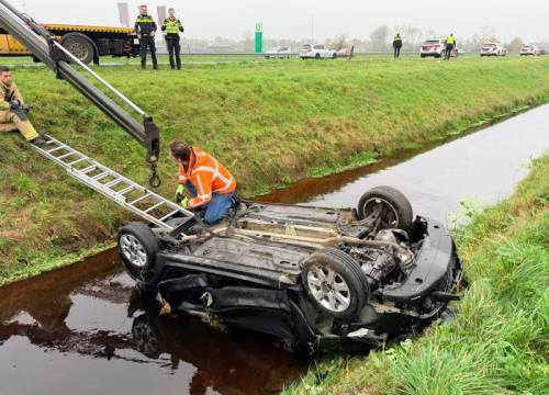 Auto op de kop in sloot langs A50