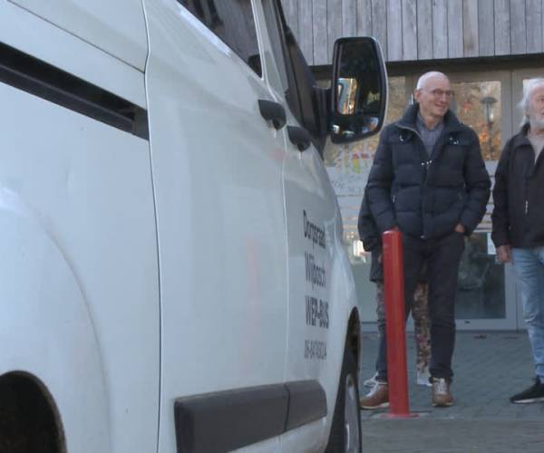 Dorpsraad haalt geld op voor nieuwe bus (video)