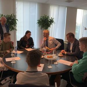 Leerlingen Elde op bezoek bij minister Slob