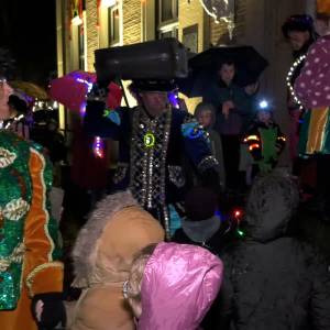 Pieten met loeiende sirenes naar Spanje (video)