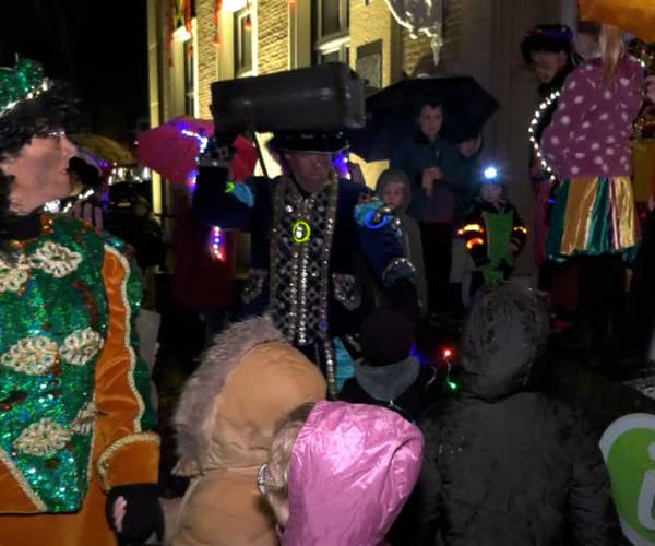 Pieten met loeiende sirenes naar Spanje (video)