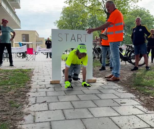 Tranen bij kruipende Jos (76), knieën kunnen helse tocht niet aan (video)