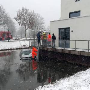 Brandweer redt bestuurder die door gladheid met auto water inrijdt in Veghel (video)