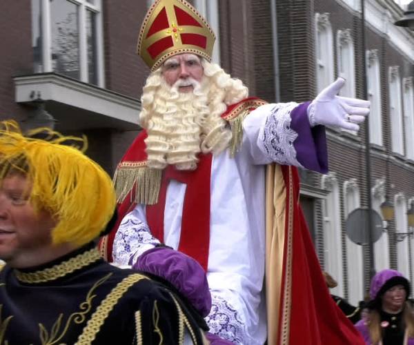 Groots welkom voor Sinterklaas in Veghel (video)