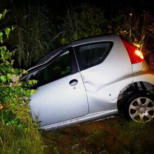 Auto slaat over de kop door nat wegdek in Veghel