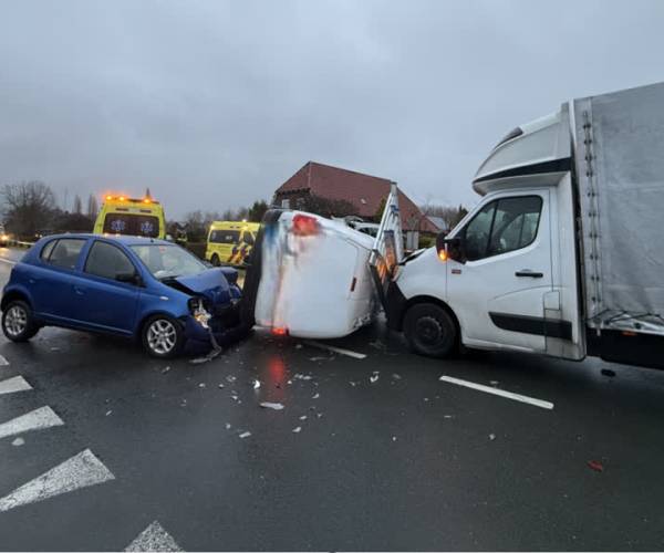 Ongeval met drie voertuigen in Schijndel