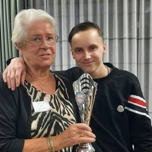 Oma wint met kleinzoon Veghels Kampioenschap Keezen