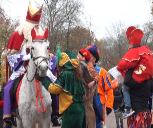 De Sint kreeg een warm welkom in Sint Oedenrode (VIDEO)