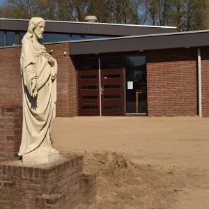 Heilig Hartbeeld is weer terug bij de kerk