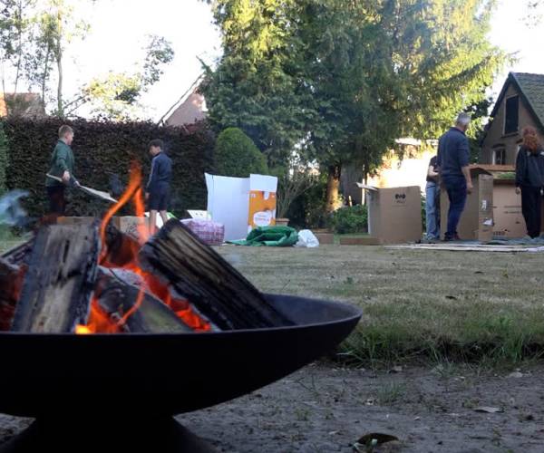 Slapen in een kartonnen doos voor het goede doel (video)