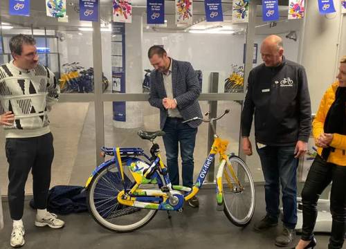 Brabantse OV-fiets onthuld ter gelegenheid van 15-jarig bestaan (video)