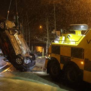 Automobiliste rijdt kanaal in