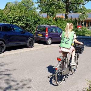 Verkeersexamen in Veghel: 475 leerlingen oefenen veilig fietsen (video)