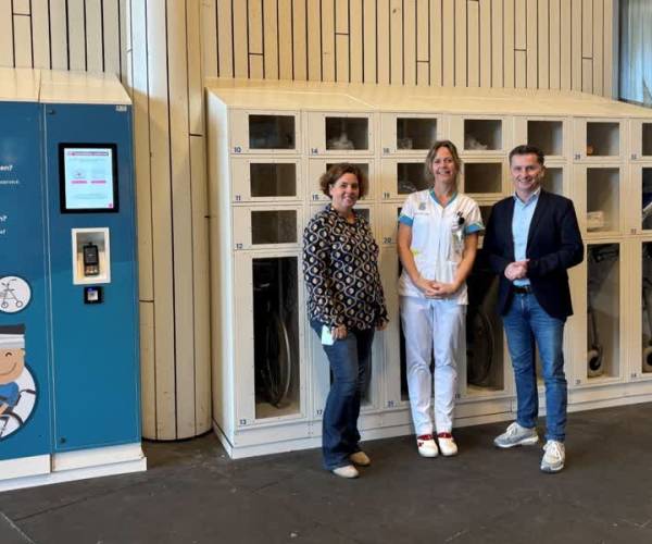 Rolstoel of borstkolf uit hulpmiddelenautomaat bij ziekenhuis Bernhoven