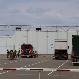 Accu valt om en lekt accuzuur op terrein Sligro in Veghel
