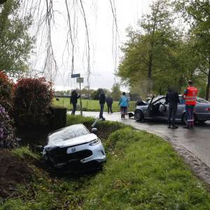 Twee auto's zwaar beschadigd bij botsing in Mariaheide