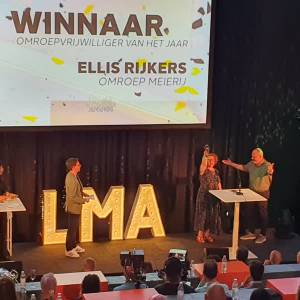 Ellis Rijkers van Omroep Meierij winnaar  landelijk-vrijwilligster lokale omroepen