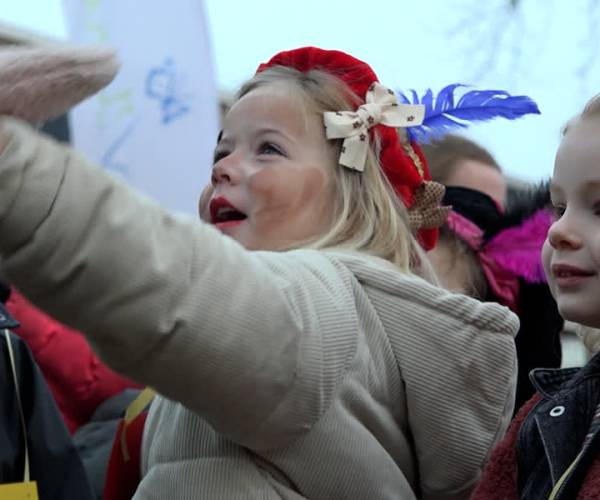 Bijzondere aankomst van Sinterklaas bij BS De Beemd (video)