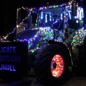 Boeren laten zich zien bij verlichte trekkertocht (video)