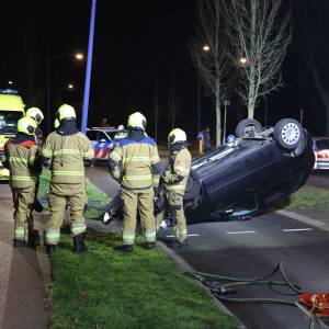 Auto botst tegen lantaarnpaal Bundersweg Veghel