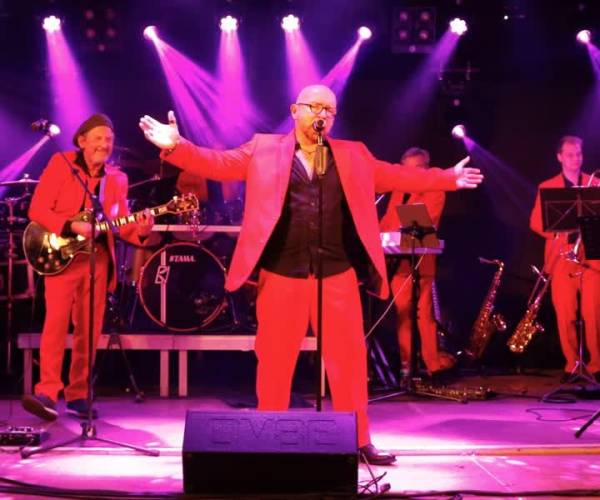 Coverband Castle laat pop- en soul klassiekers horen in De Afzakkerij