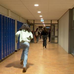 Leerlingen Fioretti College rennen door het schoolgebouw voor het goede doel (video)