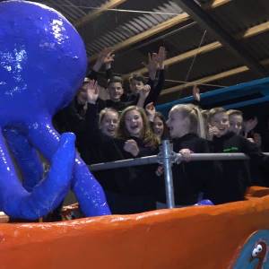 De carnavalswagen van Skôn Jong uit Eerde