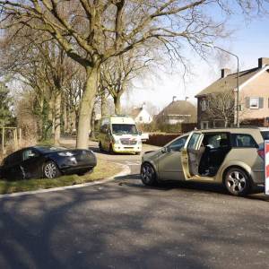 Twee auto's fors beschadigd bij aanrijding in Mariaheide