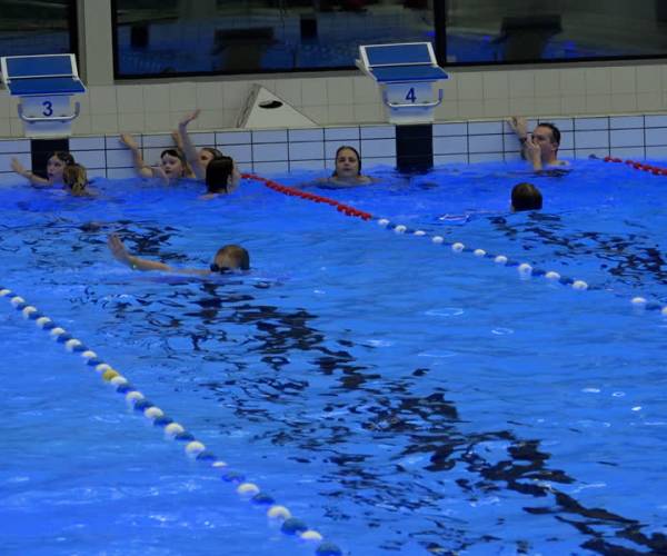 Nieuwe vrijwilligers houden zwemvierdaagse Veghel levend (video)