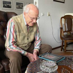Eerste smartphones uitgereikt aan eenzame ouderen