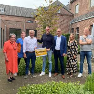 Flinke cheque Roparunteam Jumbo voor Anna Hospice