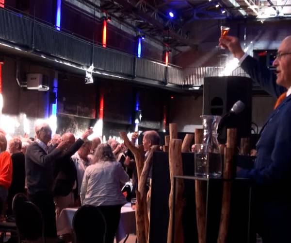 Gedecoreerden heffen het glas op de Noordkade (video)