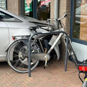 Auto knalt tegen Pizzazaak in Veghel