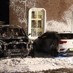 Twee auto's uitgebrand