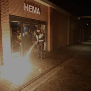 Brandbom vernielt ruit HEMA in Schijndel