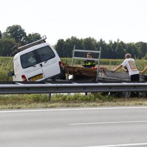 Bestelauto met aanhanger schaart op A50 bij Sint-Oedenrode