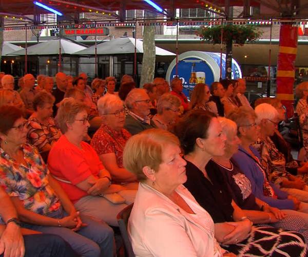 Altaar tussen de botsauto’s: Kerkdienst op kermis in Erp (video)