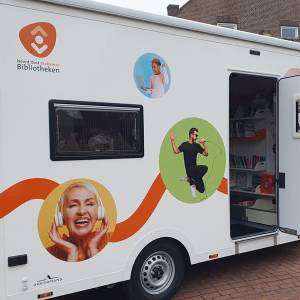 Unieke rijdende bibliotheek rijdt door Meierijstad