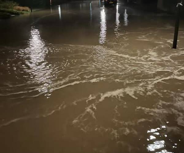 Straat Nijnsel staat blank door waterleidingbreuk